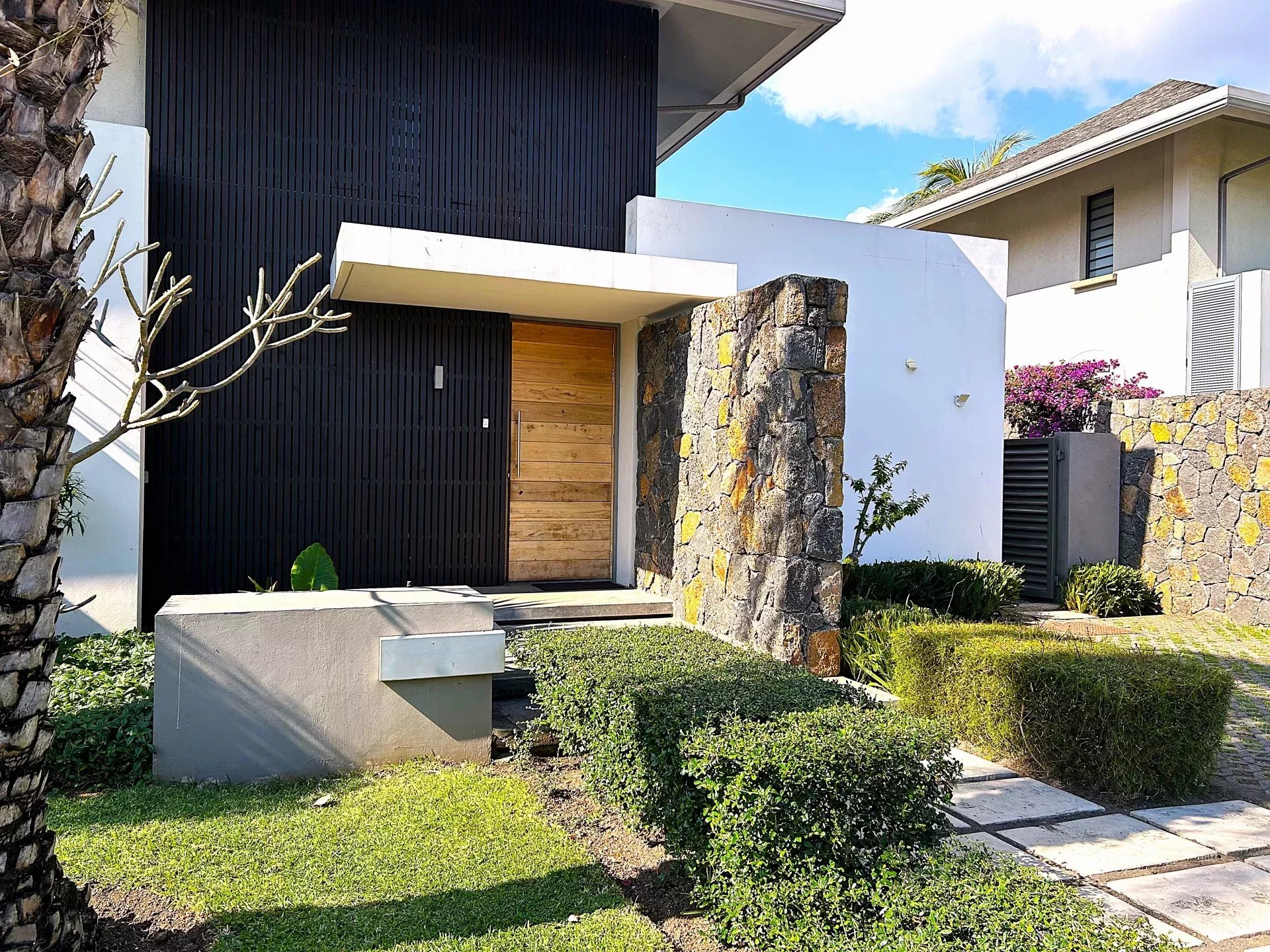 Villa contemporaine avec piscine privée et jardin paysager