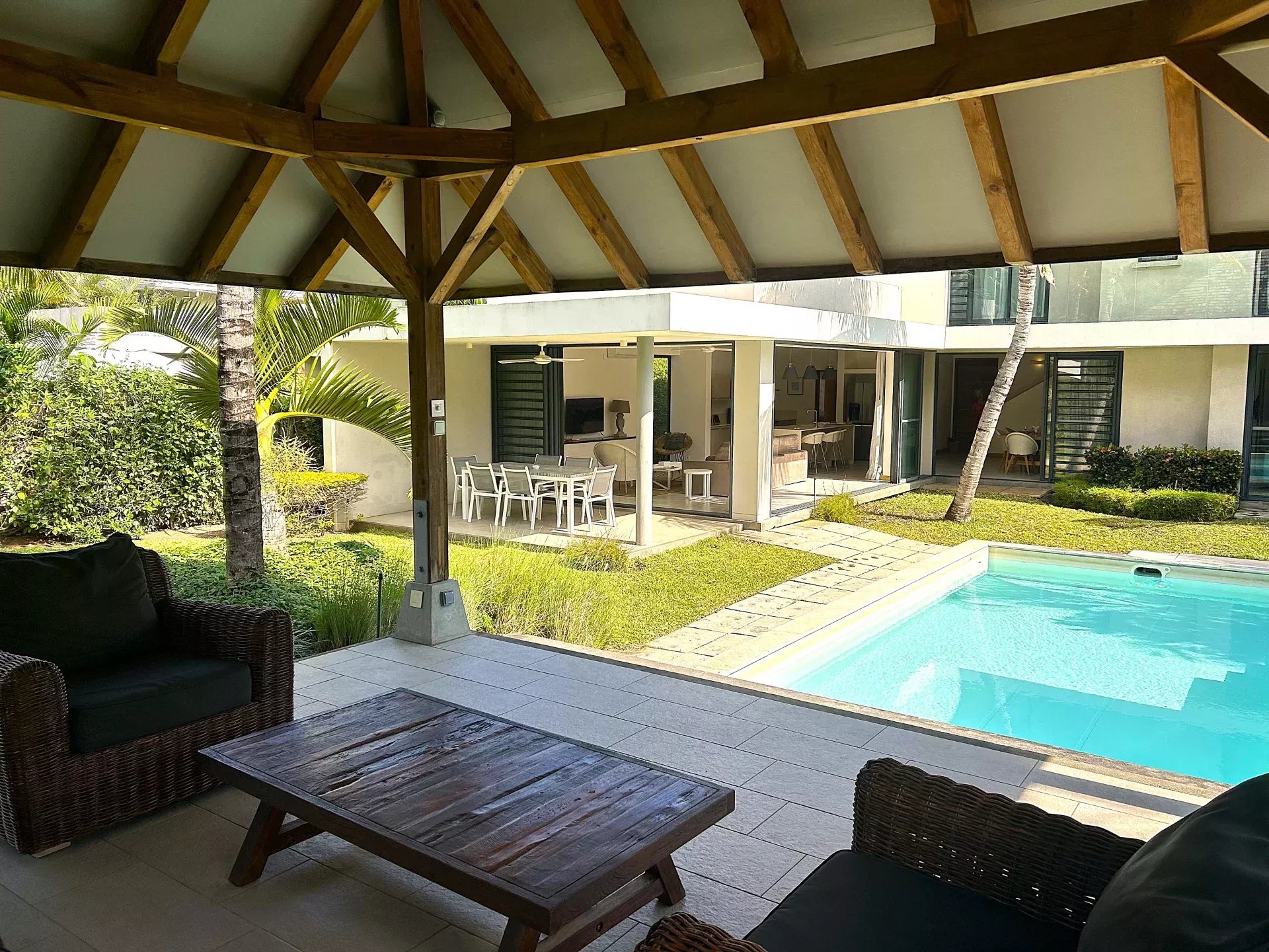 Villa contemporaine avec piscine privée et jardin paysager
