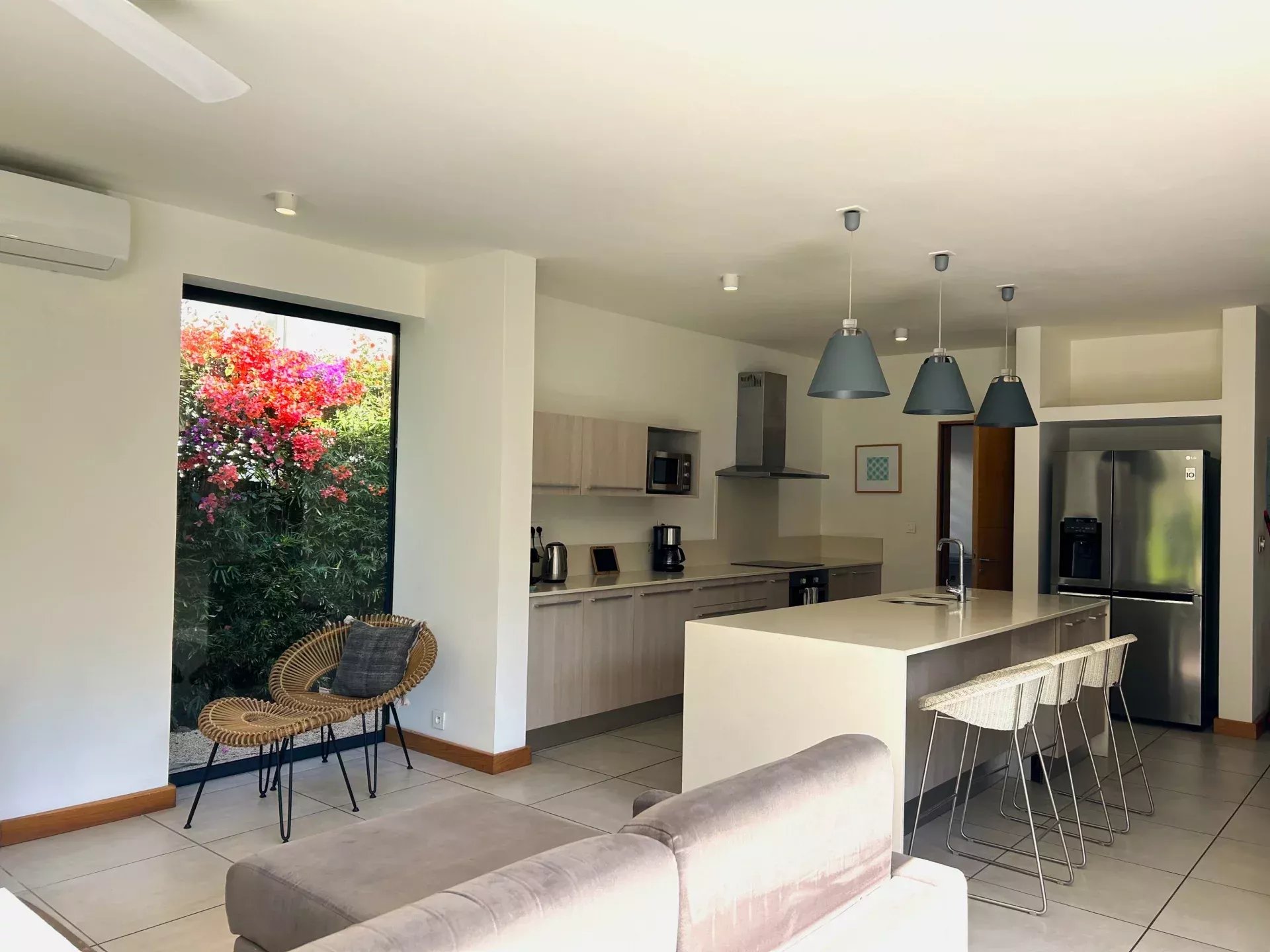 Villa contemporaine avec piscine privée et jardin paysager