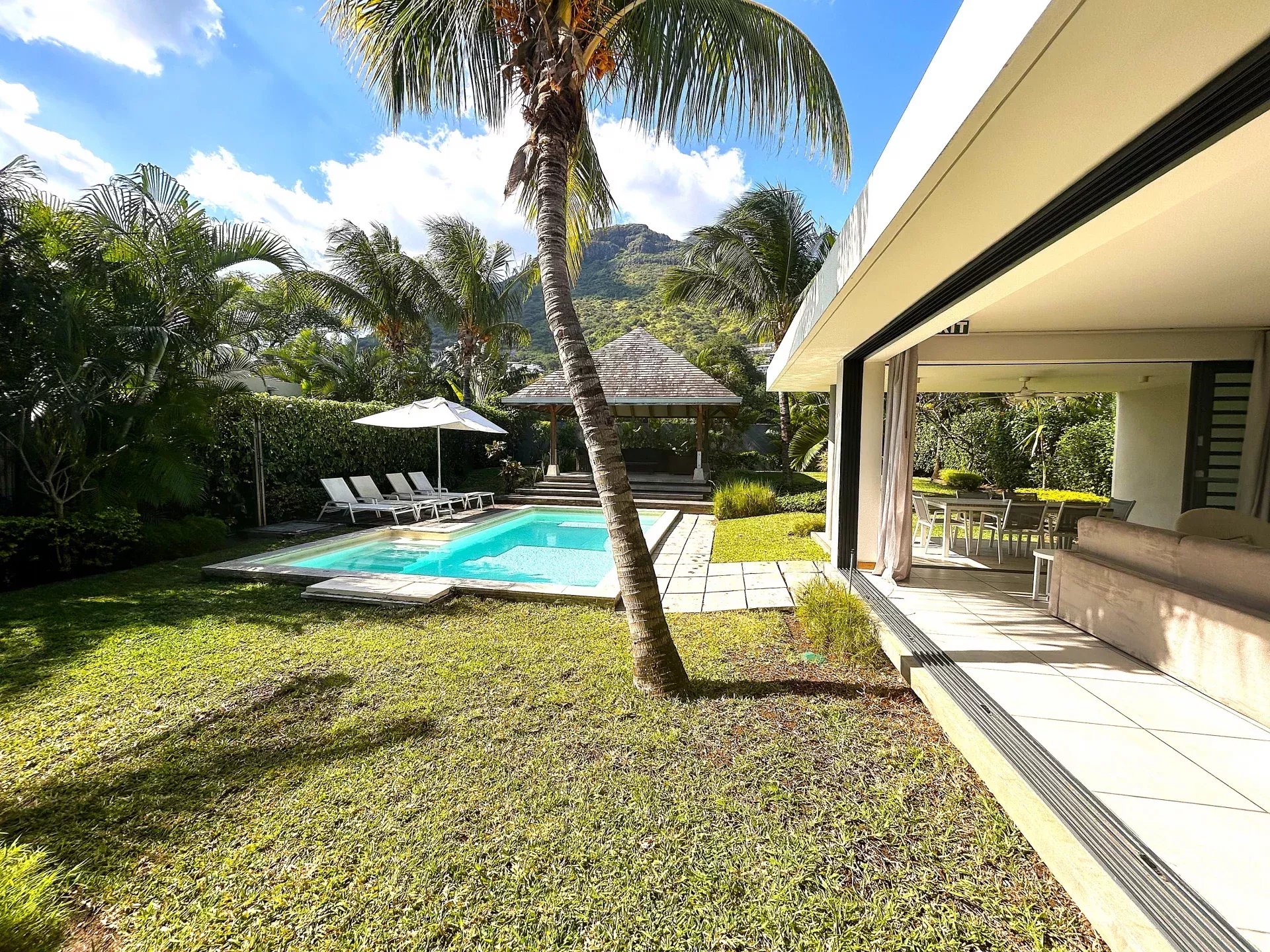 Villa contemporaine avec piscine privée et jardin paysager