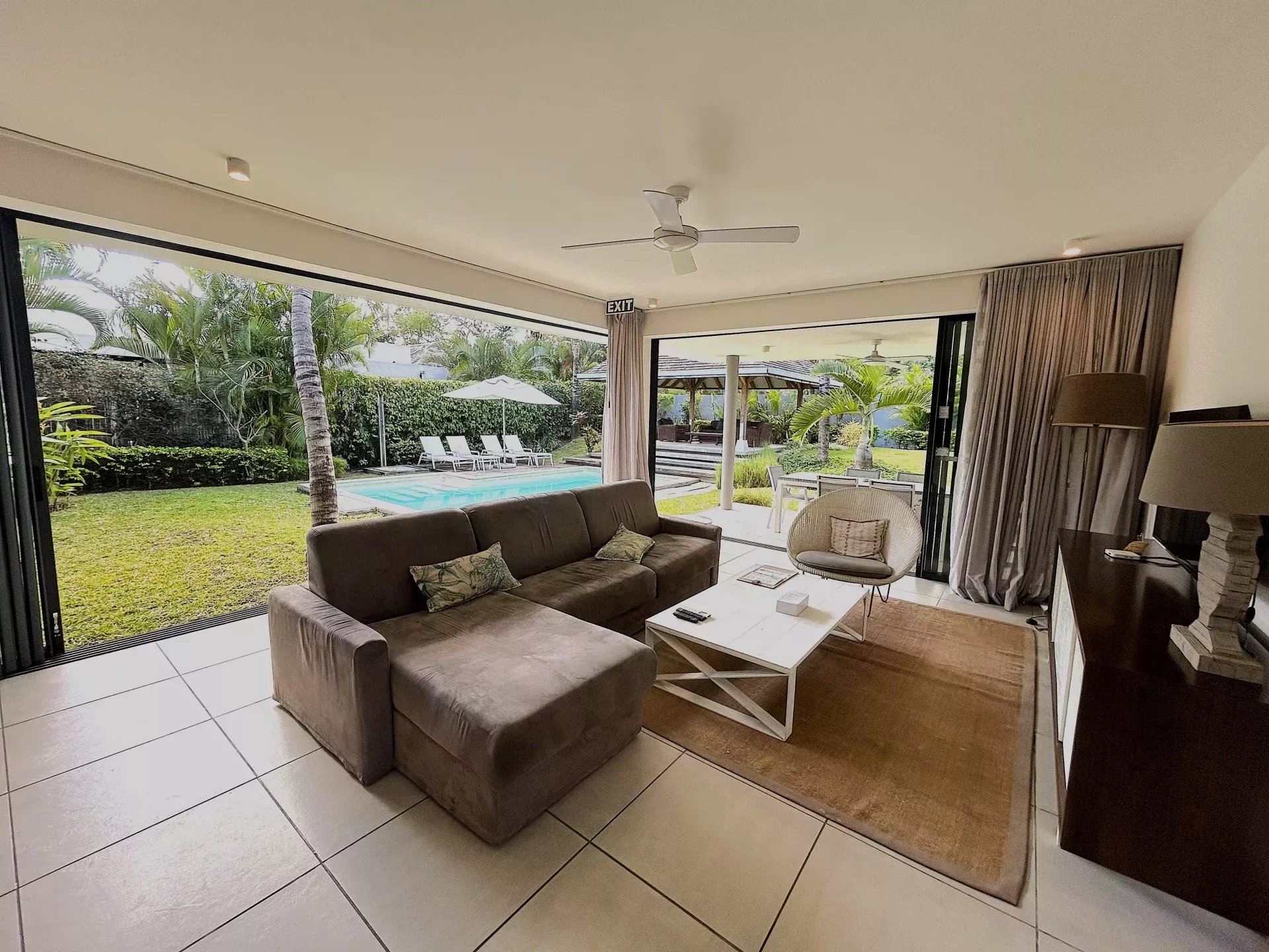 Villa contemporaine avec piscine privée et jardin paysager