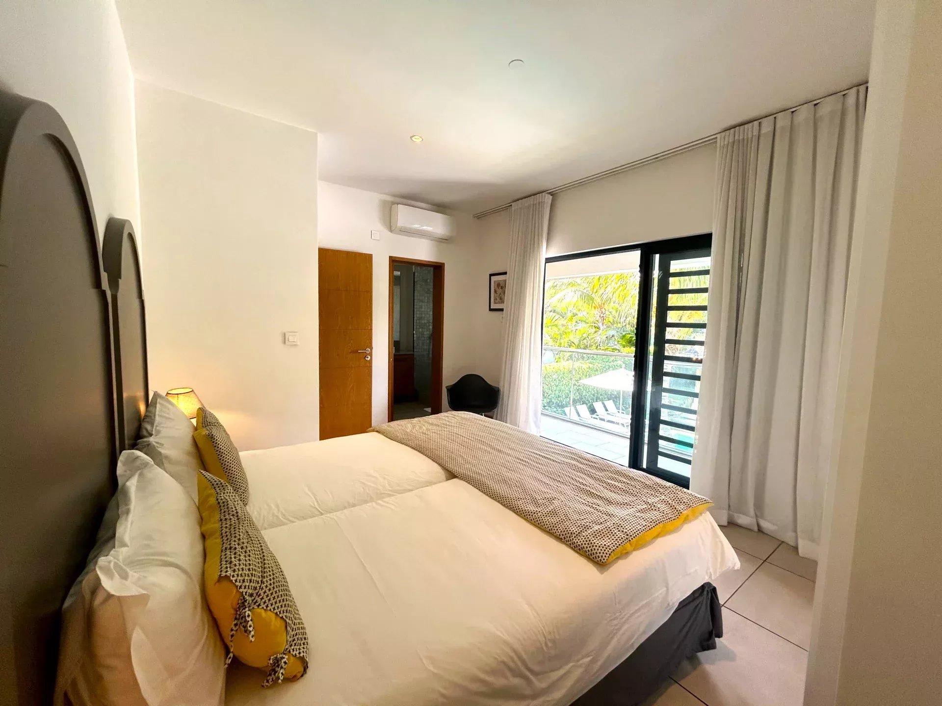 Villa contemporaine avec piscine privée et jardin paysager
