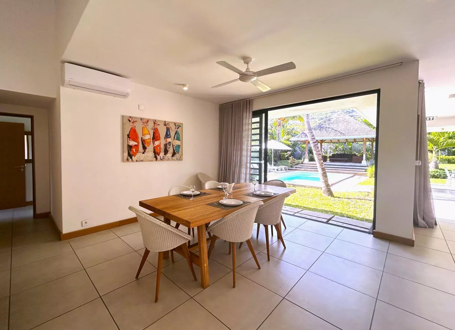 Villa contemporaine avec piscine privée et jardin paysager