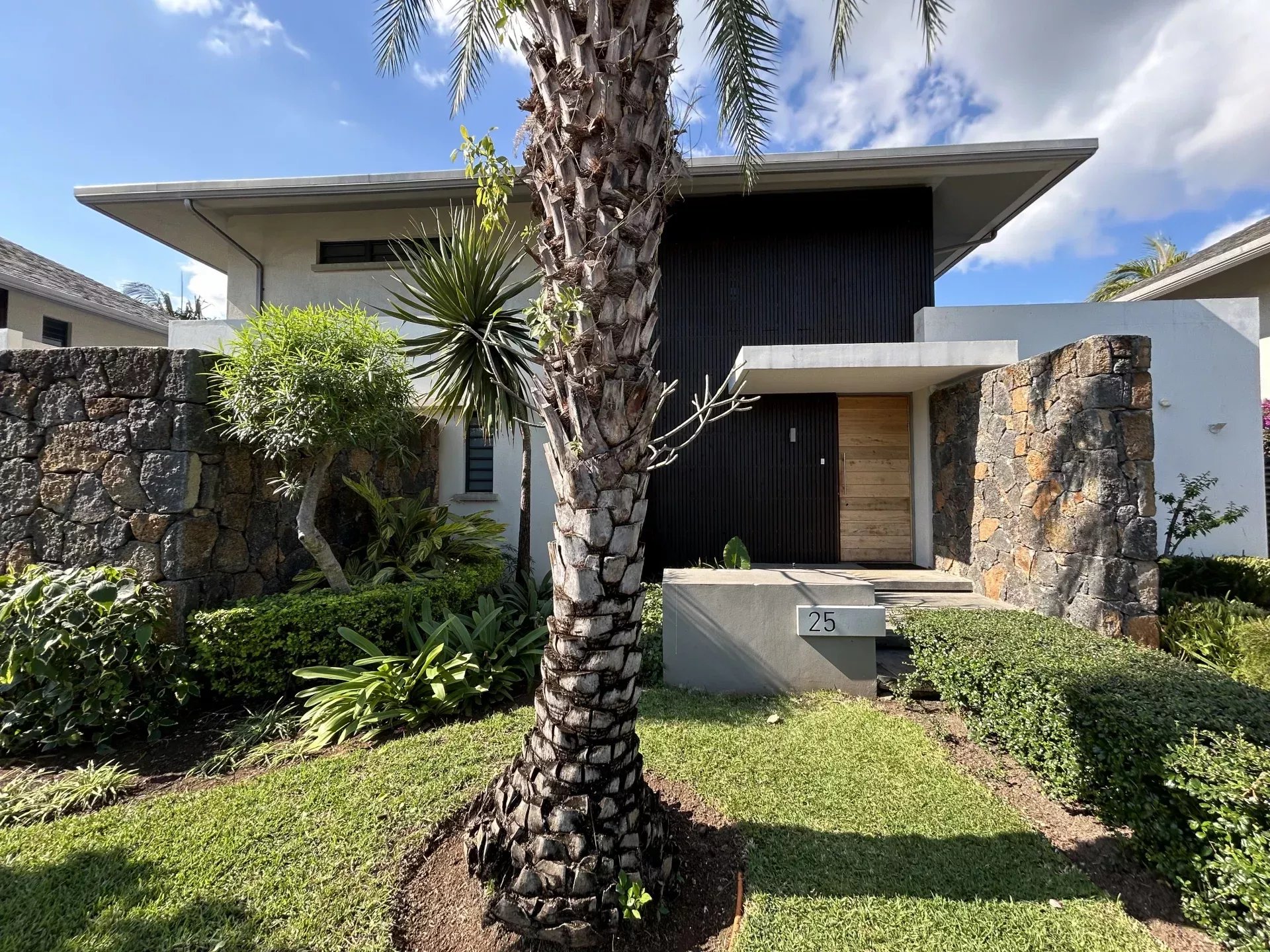 Villa contemporaine avec piscine privée et jardin paysager