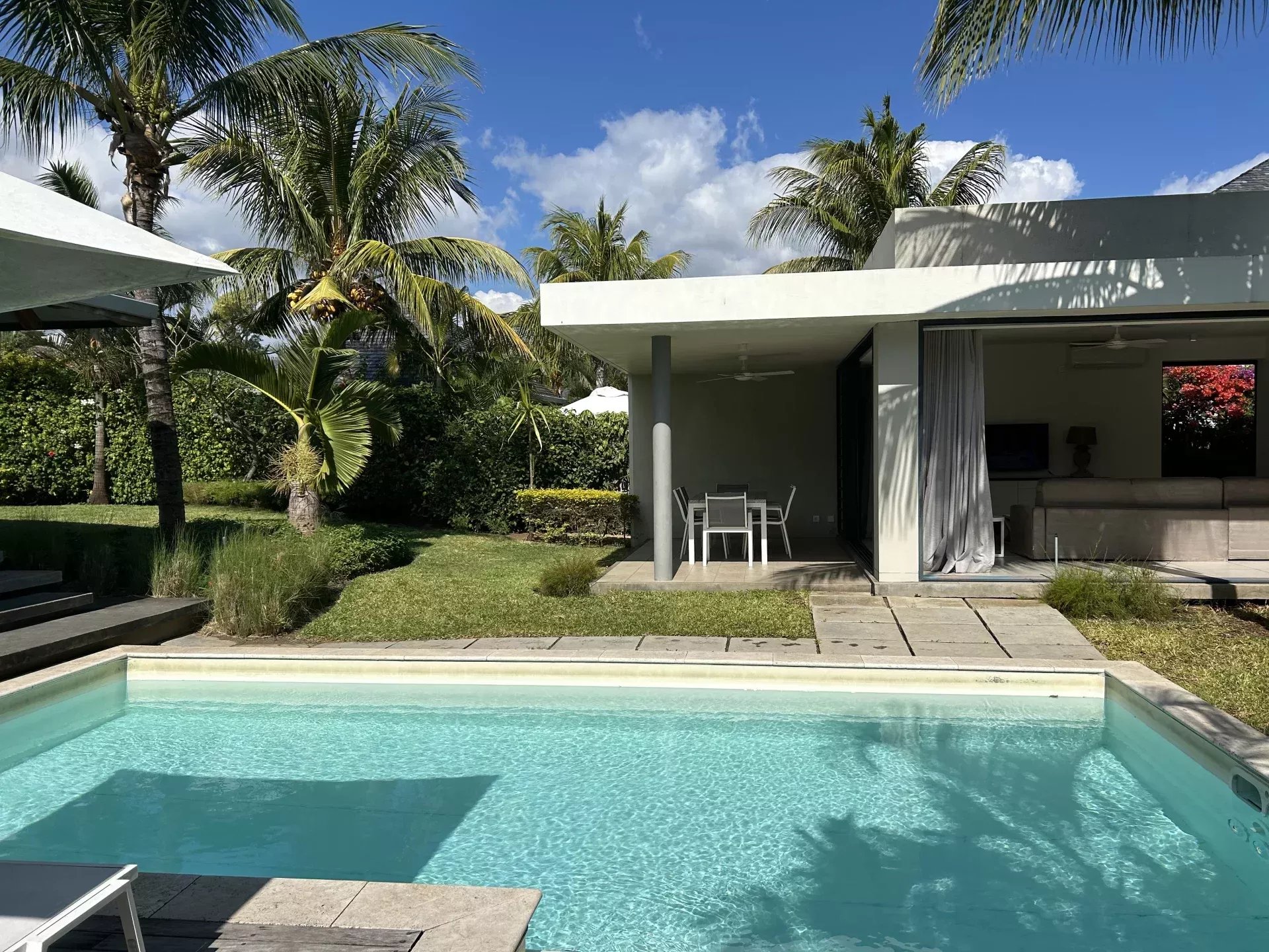 Villa contemporaine avec piscine privée et jardin paysager