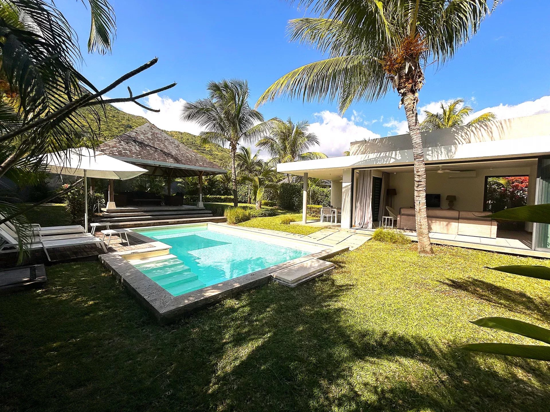 Villa contemporaine avec piscine privée et jardin paysager