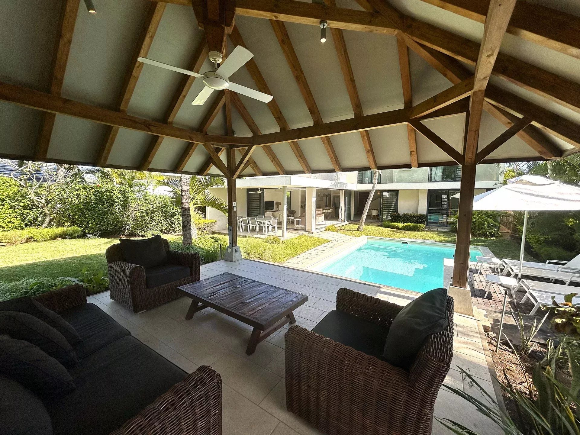 Villa contemporaine avec piscine privée et jardin paysager