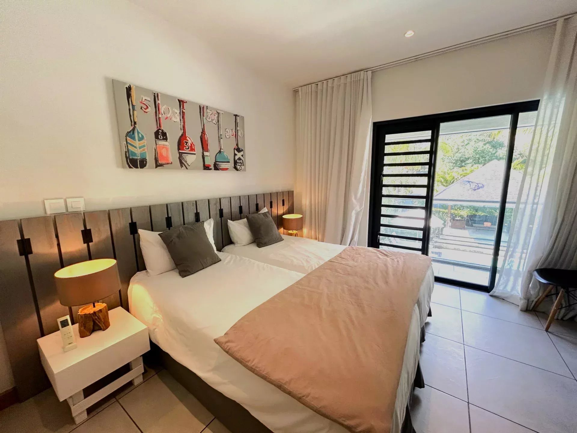 Villa contemporaine avec piscine privée et jardin paysager