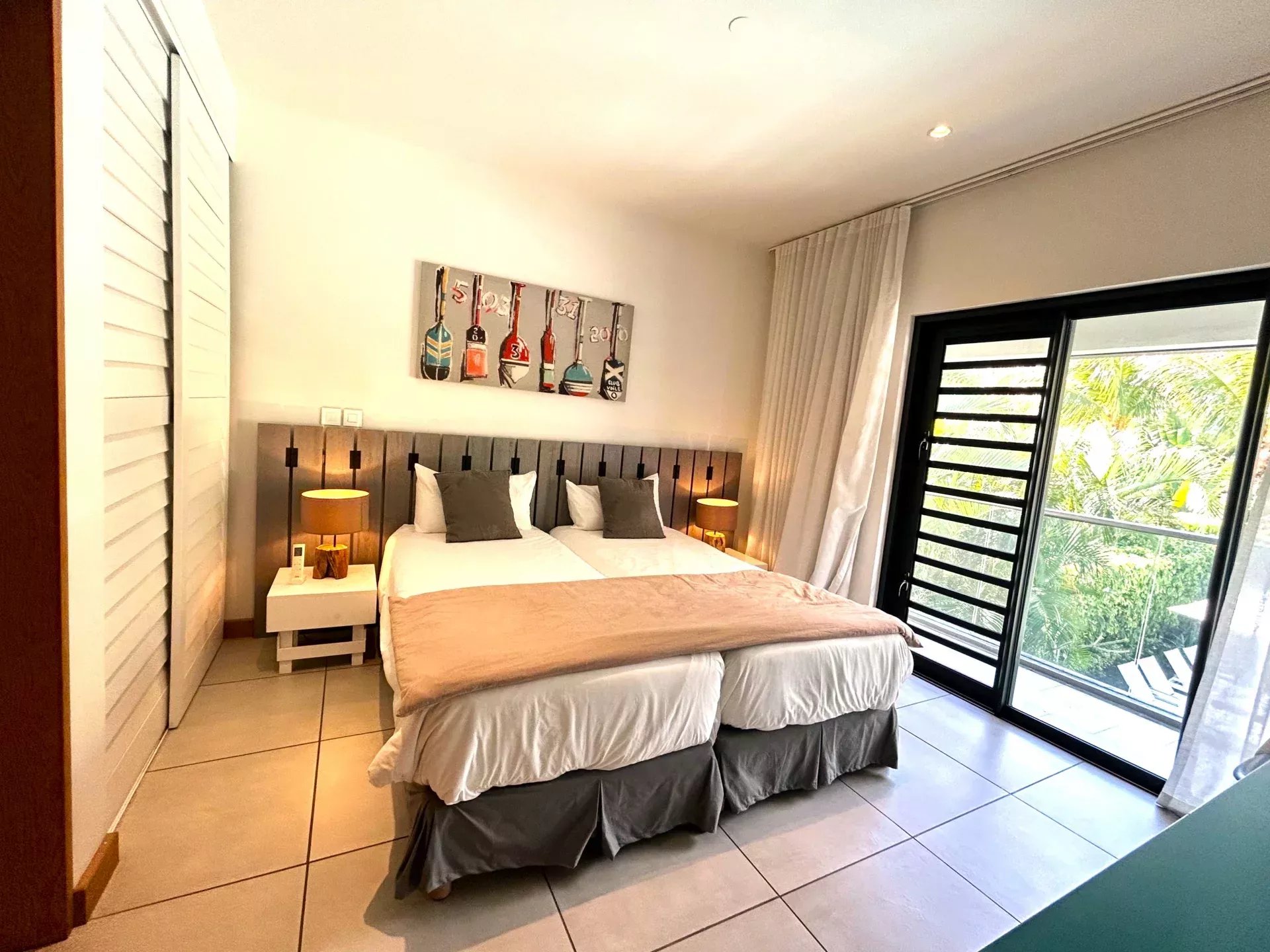 Villa contemporaine avec piscine privée et jardin paysager