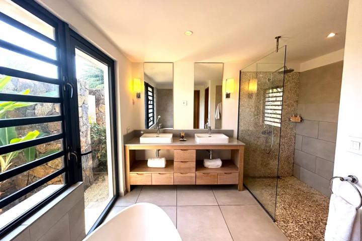 Villa contemporaine avec piscine privée et jardin paysager à vendre à Tamarin