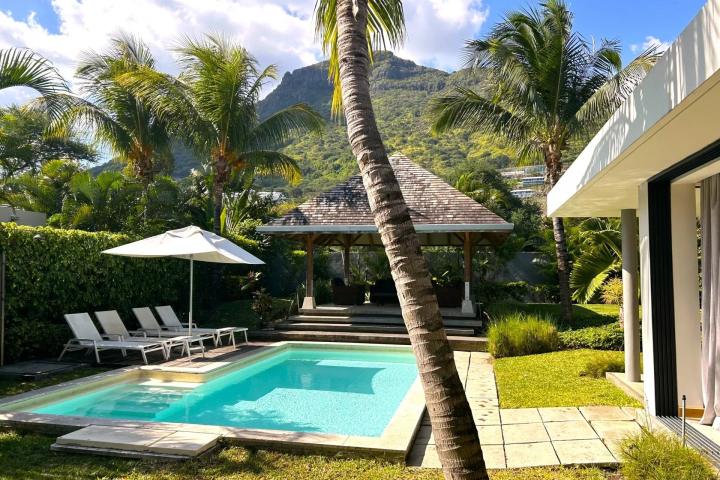 Villa contemporaine avec piscine privée et jardin paysager à vendre à Tamarin