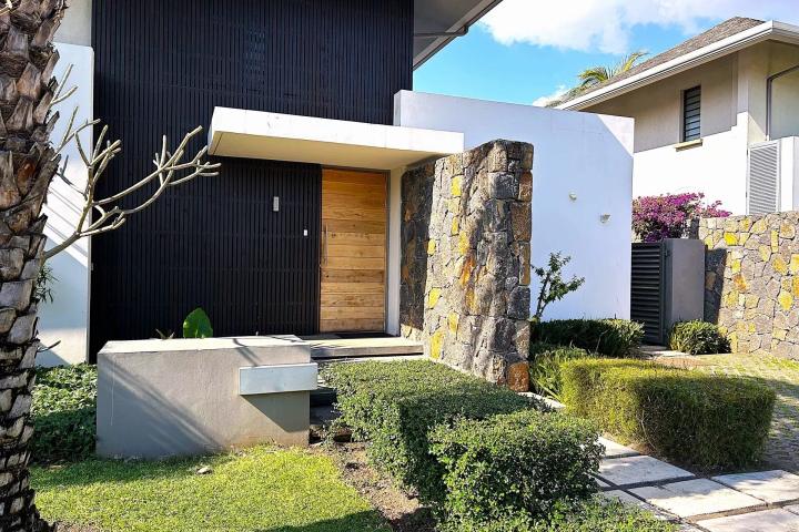 Villa contemporaine avec piscine privée et jardin paysager à vendre à Tamarin