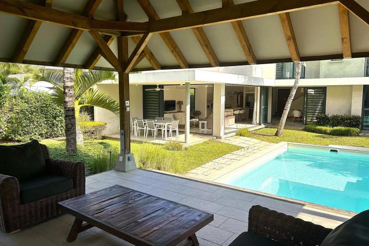 Villa contemporaine avec piscine privée et jardin paysager à vendre à Tamarin