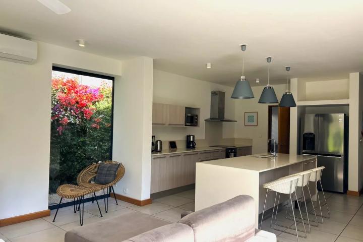 Villa contemporaine avec piscine privée et jardin paysager à vendre à Tamarin