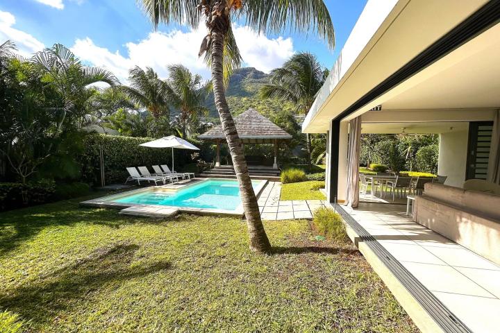 Villa contemporaine avec piscine privée et jardin paysager à vendre à Tamarin