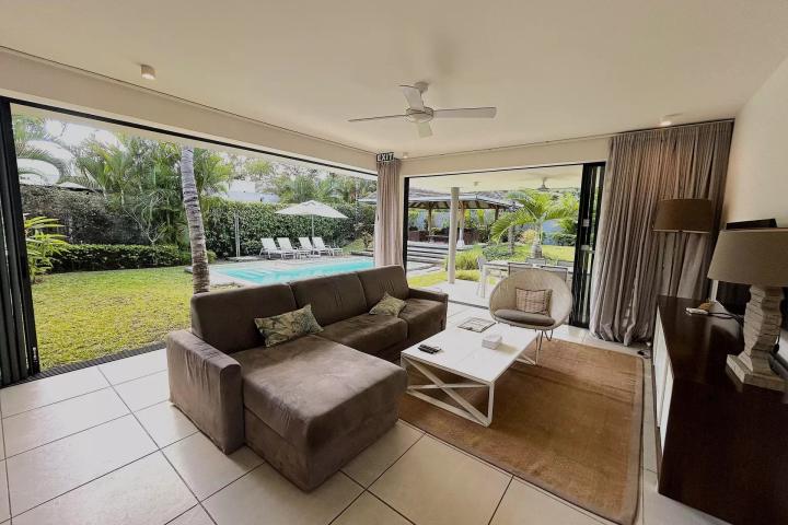 Villa contemporaine avec piscine privée et jardin paysager à vendre à Tamarin