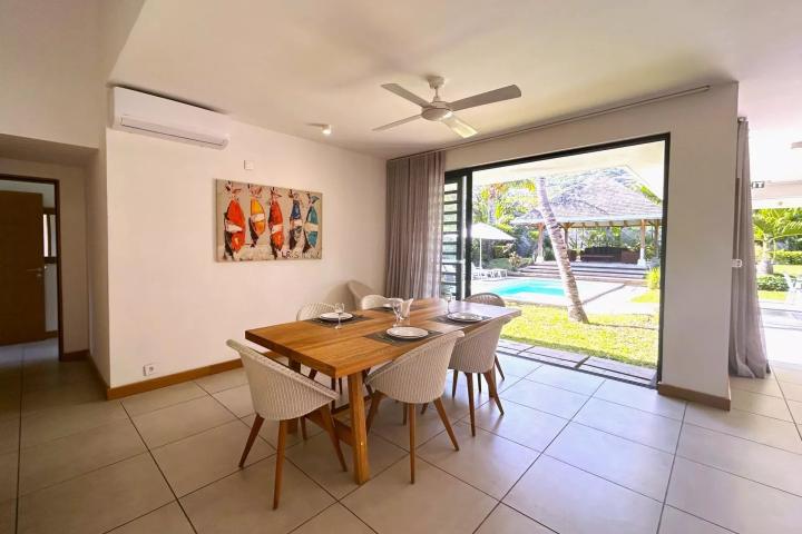 Villa contemporaine avec piscine privée et jardin paysager à vendre à Tamarin