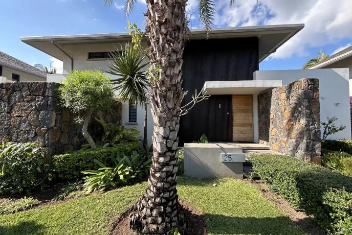 Villa contemporaine avec piscine privée et jardin paysager à vendre à Tamarin