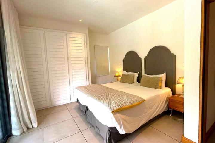 Villa contemporaine avec piscine privée et jardin paysager à vendre à Tamarin