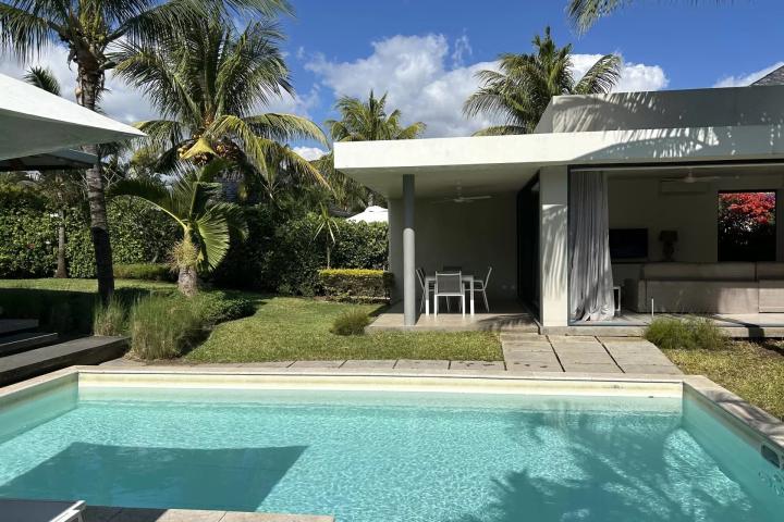 Villa contemporaine avec piscine privée et jardin paysager à vendre à Tamarin