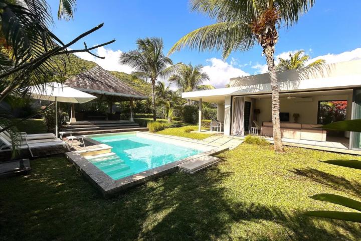 Villa contemporaine avec piscine privée et jardin paysager à vendre à Tamarin
