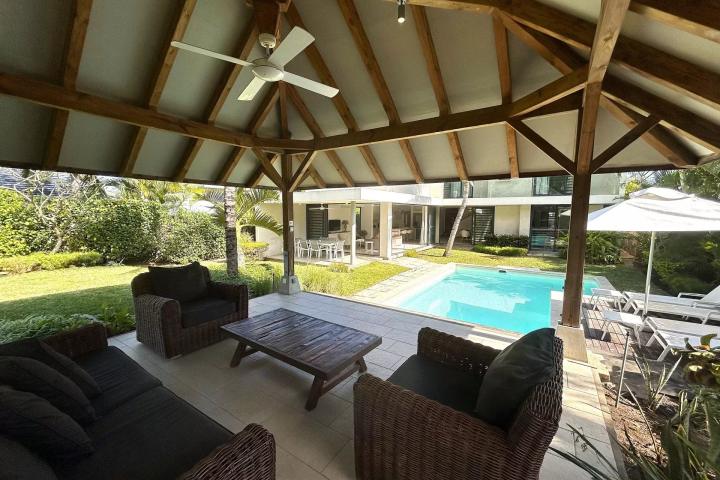 Villa contemporaine avec piscine privée et jardin paysager à vendre à Tamarin
