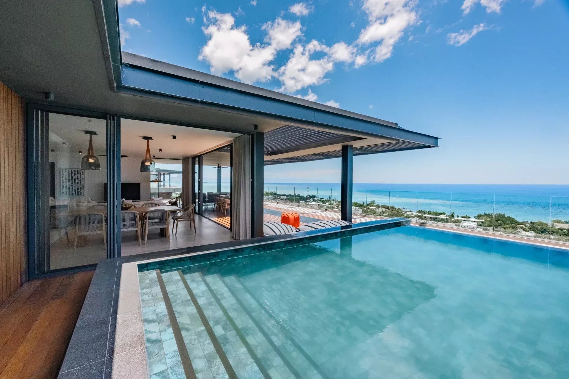 Penthouse à vendre à Rivière Noire avec 4 chambres et piscine privée de 500m²