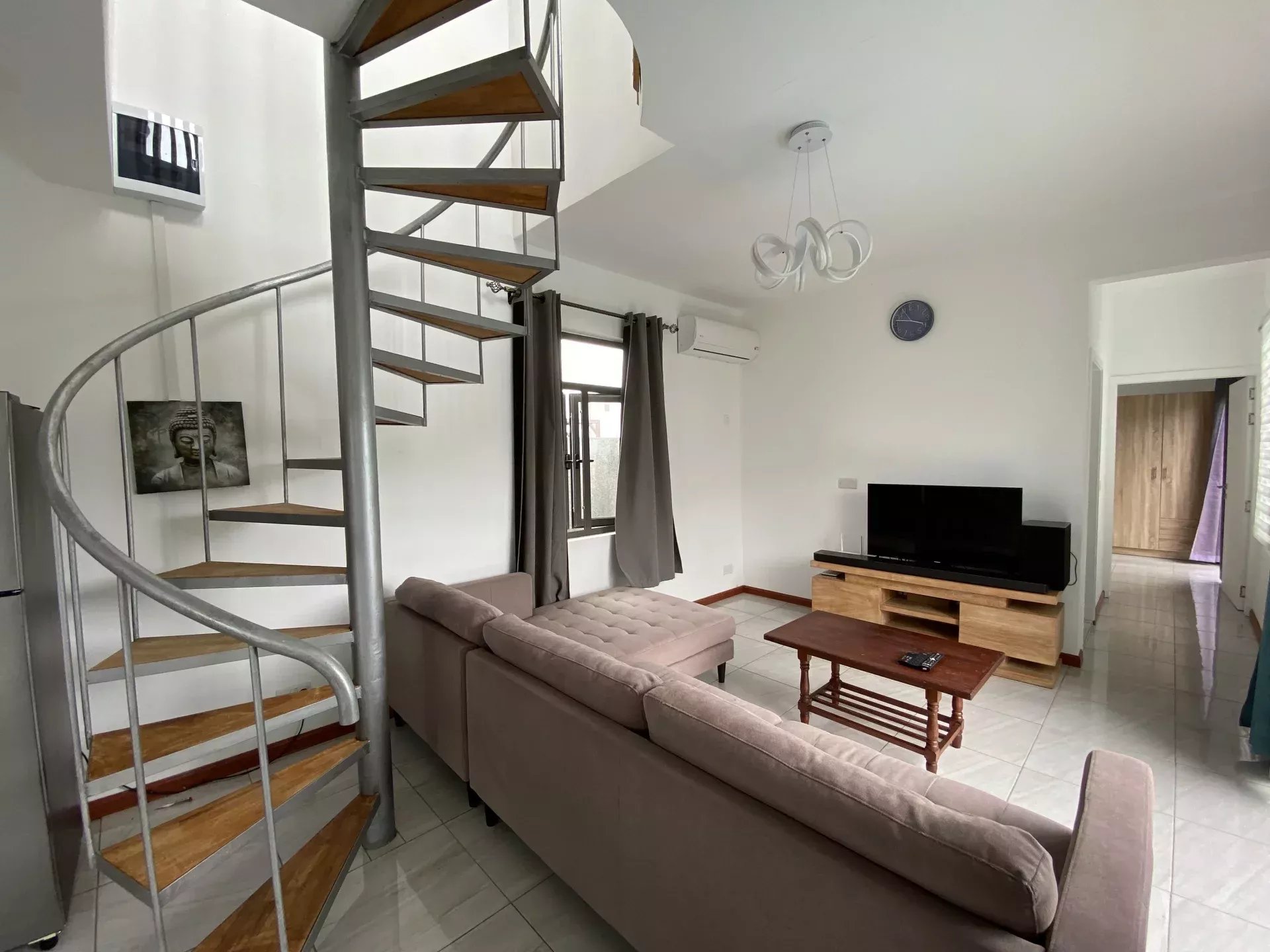 GRAND BAIE – Location long terme Villa avec terrasse, jardin et piscine.