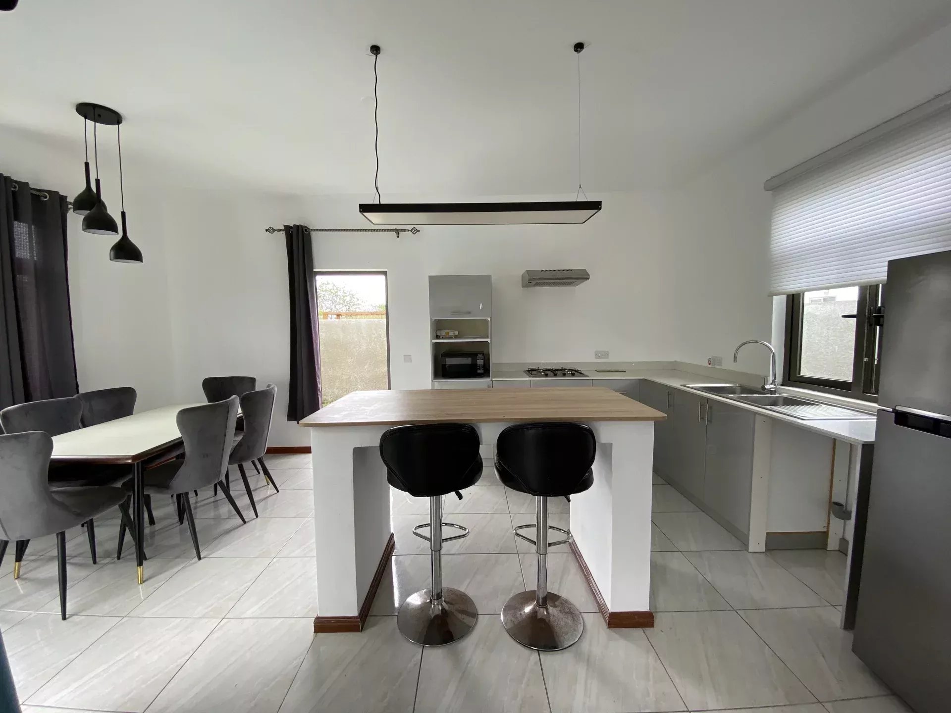 GRAND BAIE – Location long terme Villa avec terrasse, jardin et piscine.