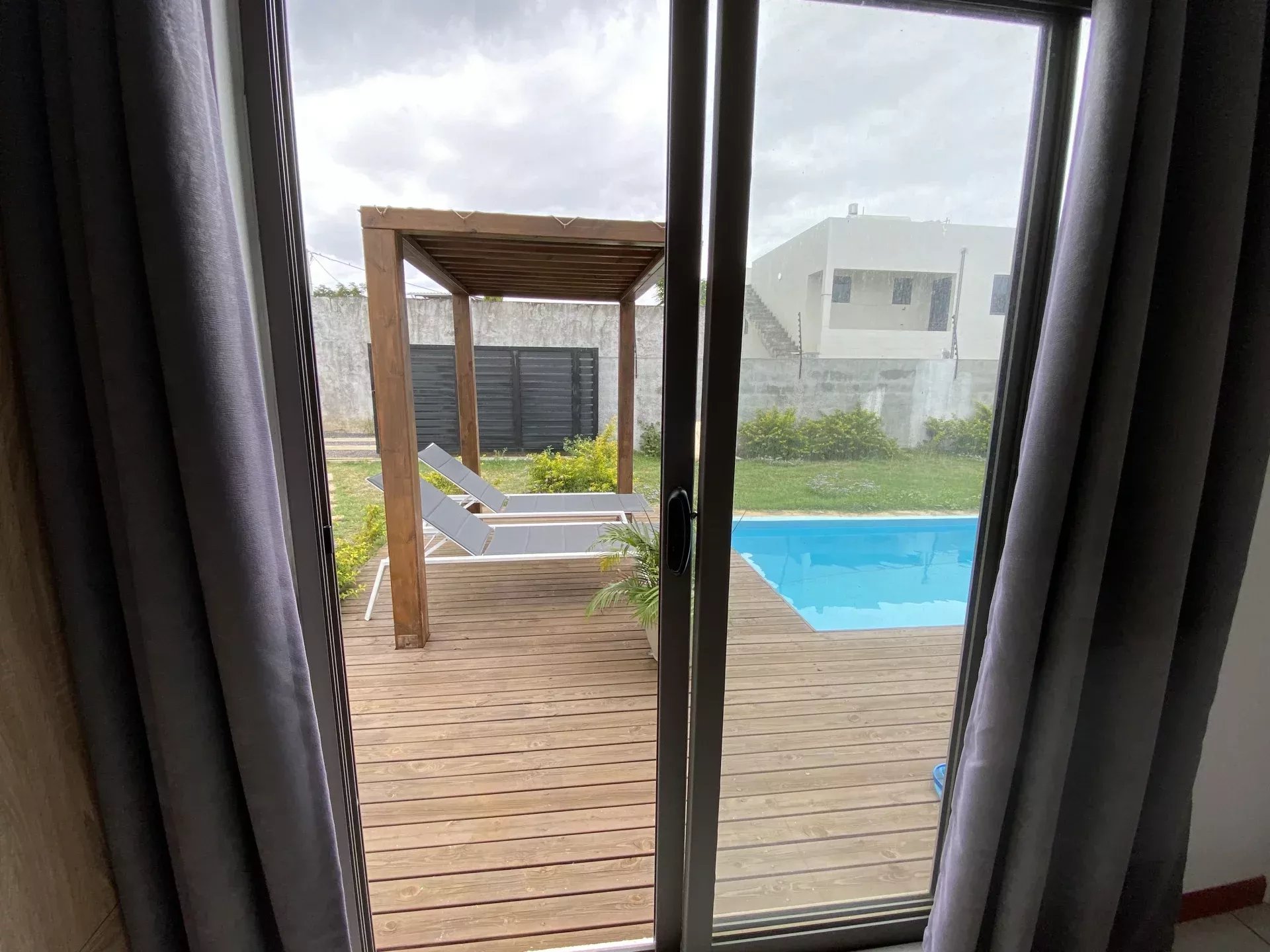 GRAND BAIE – Location long terme Villa avec terrasse, jardin et piscine.