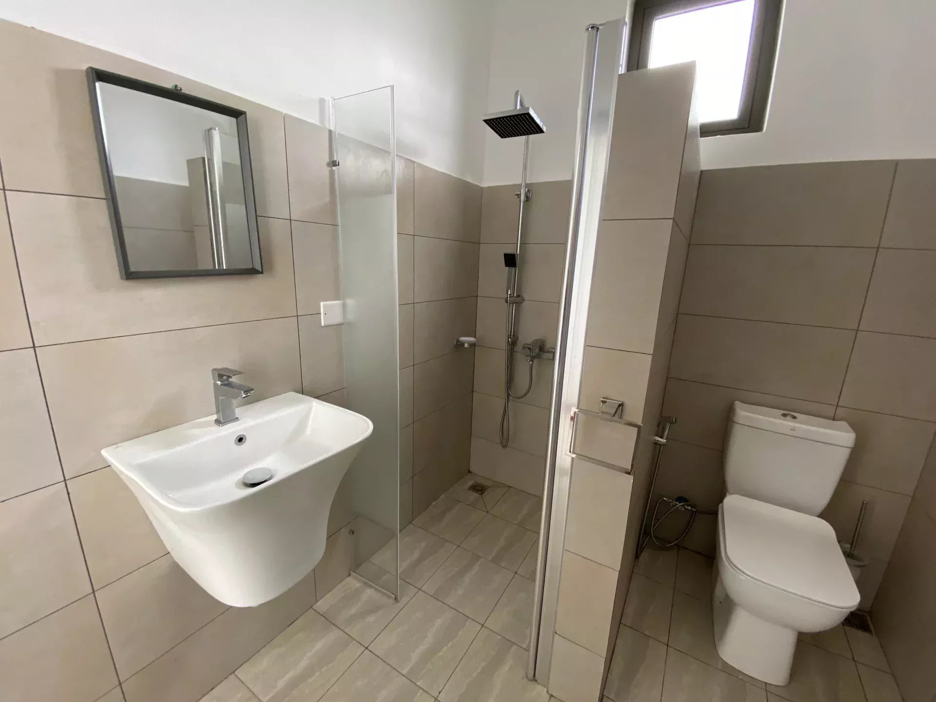 GRAND BAIE – Location long terme Villa avec terrasse, jardin et piscine.