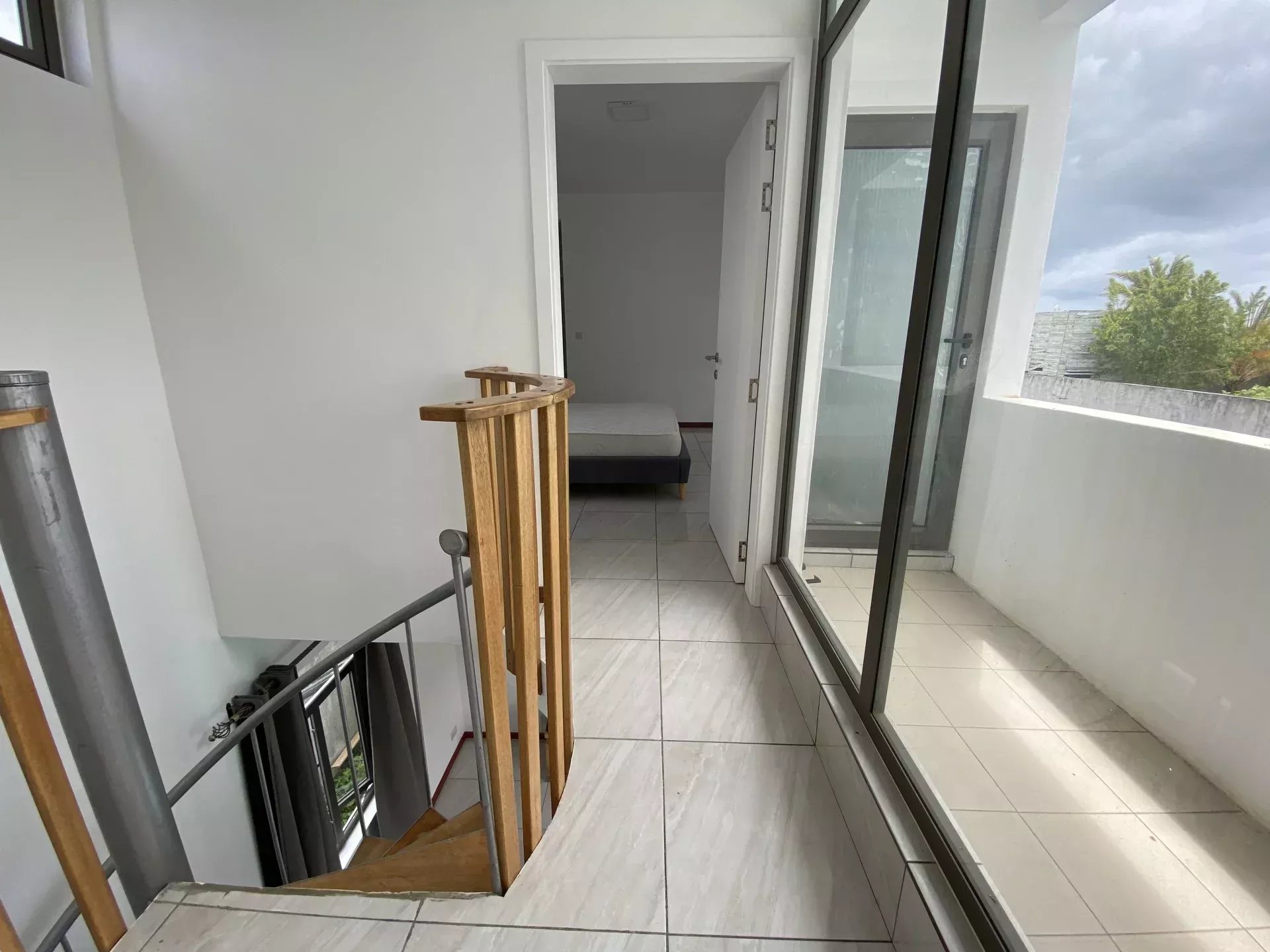 GRAND BAIE – Location long terme Villa avec terrasse, jardin et piscine.