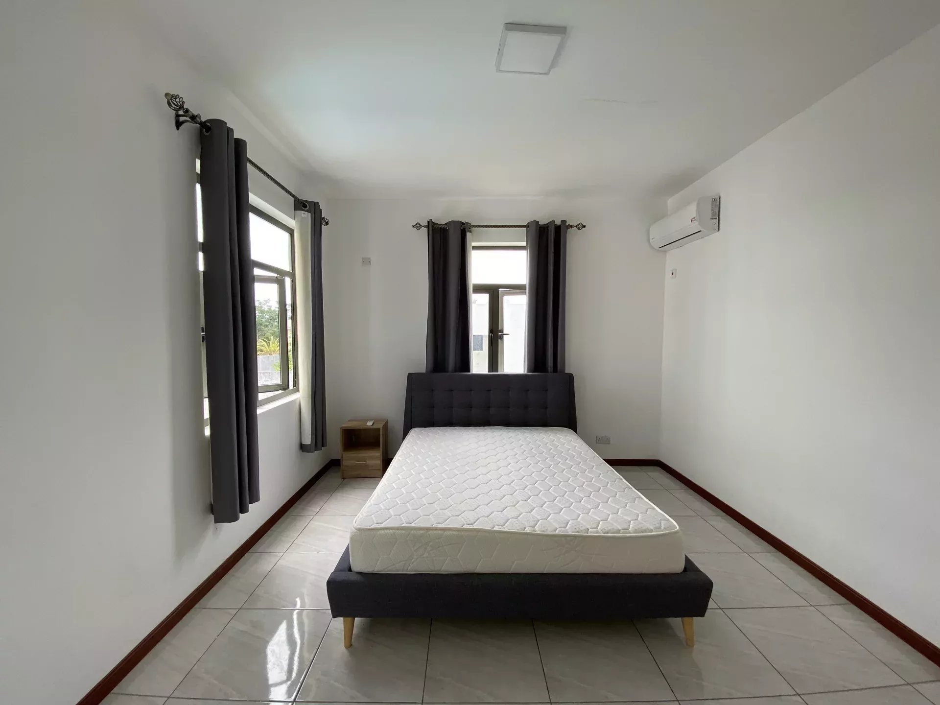 GRAND BAIE – Location long terme Villa avec terrasse, jardin et piscine.