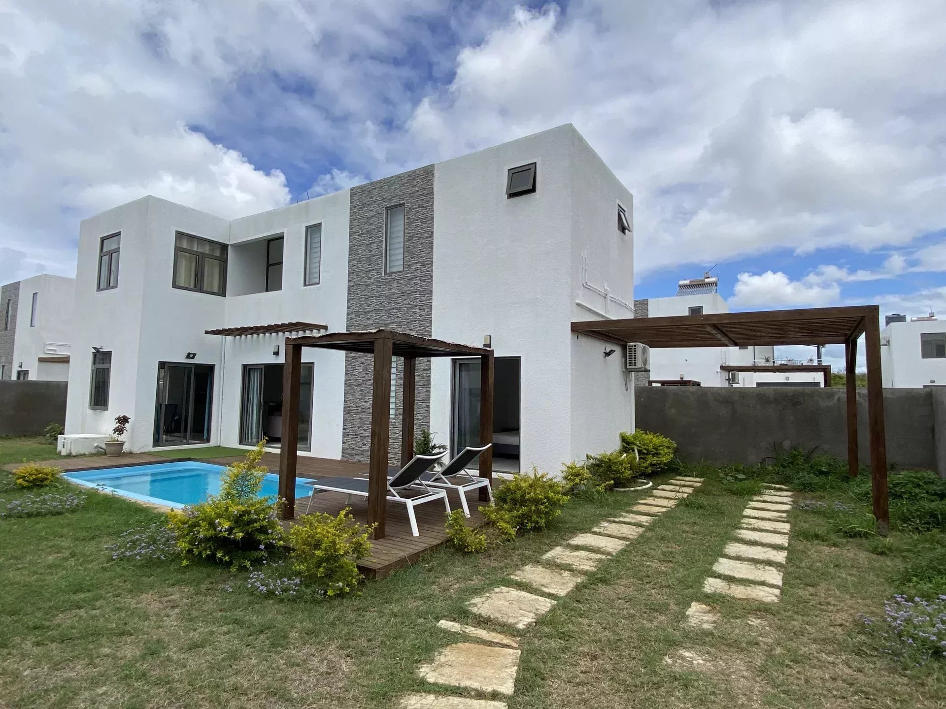 GRAND BAIE – Location long terme Villa avec terrasse, jardin et piscine.