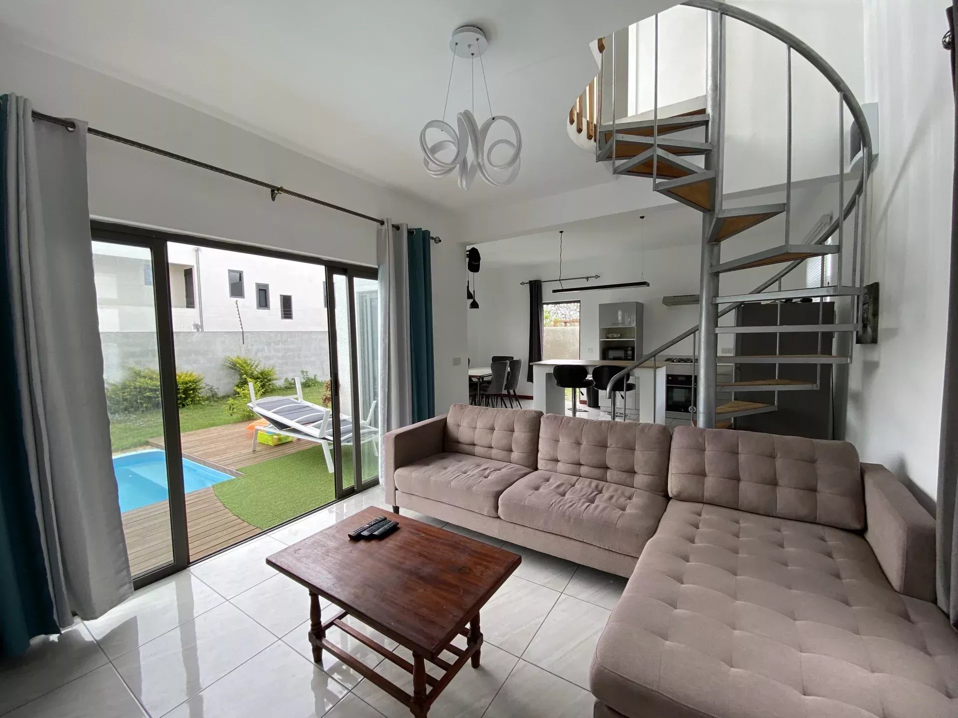 GRAND BAIE – Location long terme Villa avec terrasse, jardin et piscine.