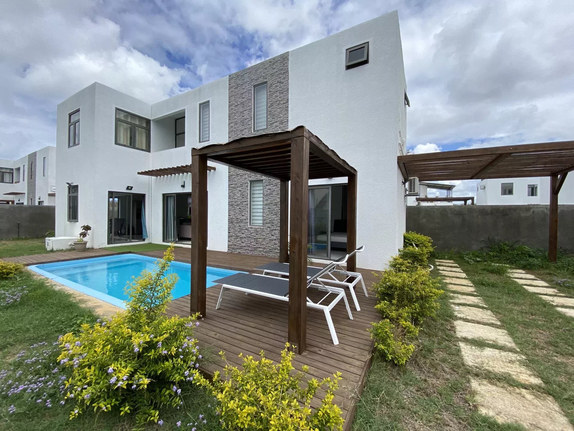 GRAND BAIE – Location long terme Villa avec terrasse, jardin et piscine.