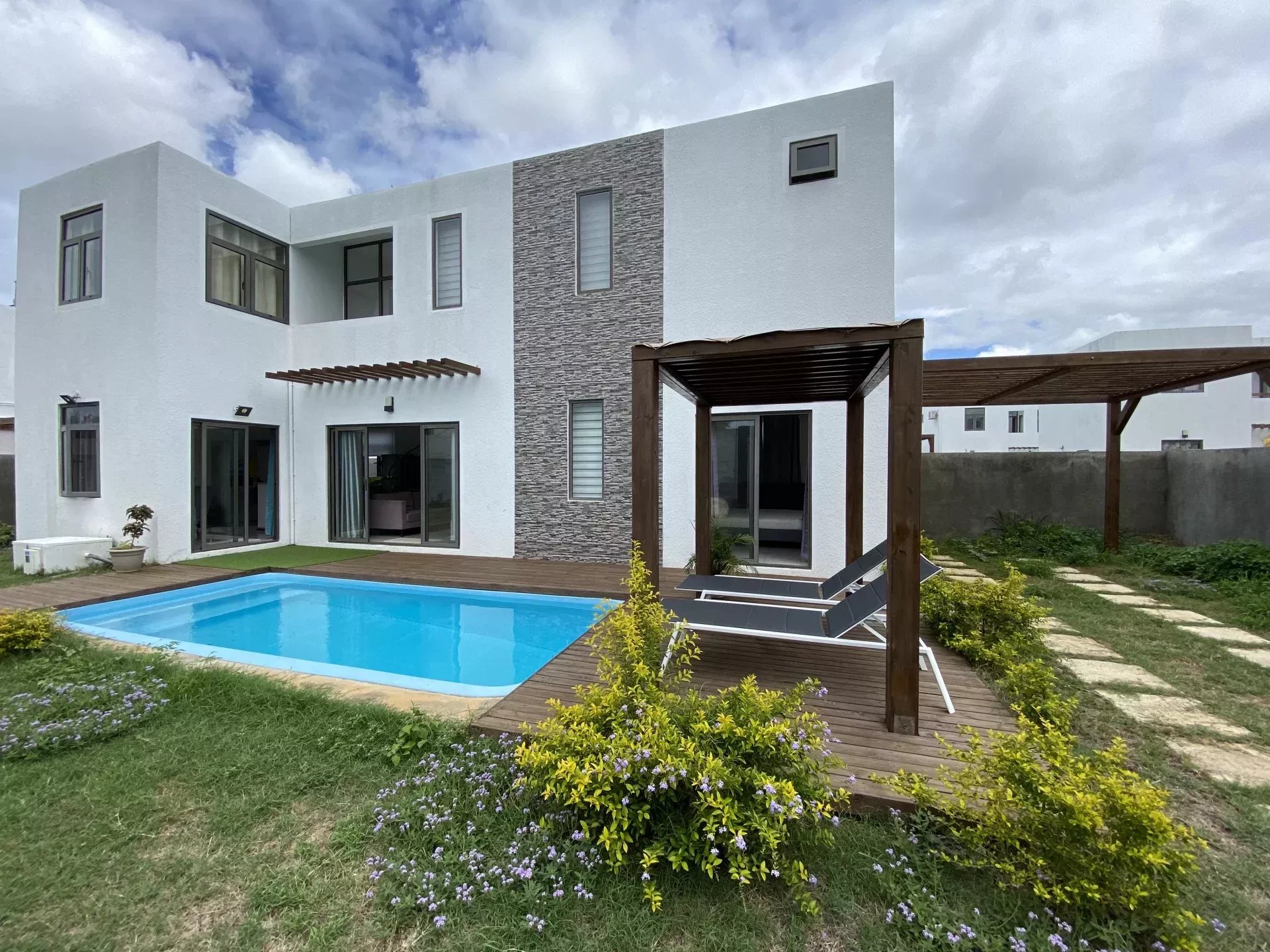 GRAND BAIE – Location long terme Villa avec terrasse, jardin et piscine.