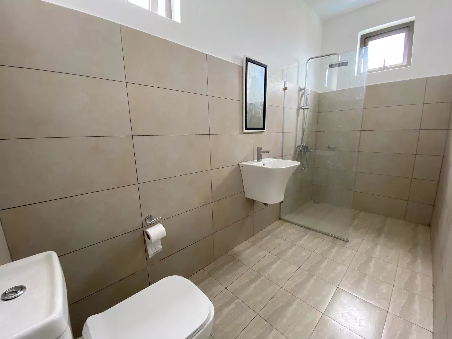 GRAND BAIE – Location long terme Villa avec terrasse, jardin et piscine.