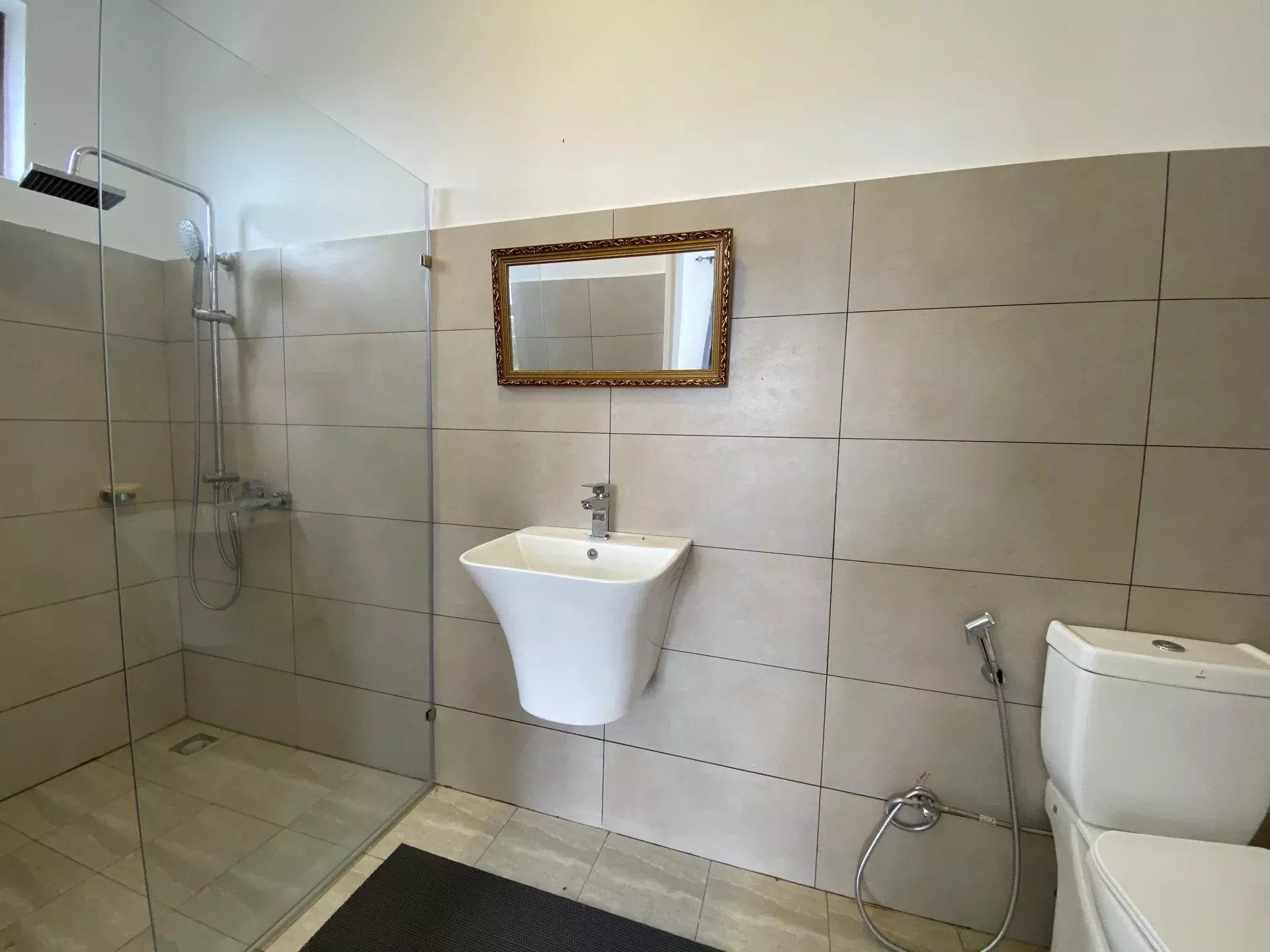 GRAND BAIE – Location long terme Villa avec terrasse, jardin et piscine.