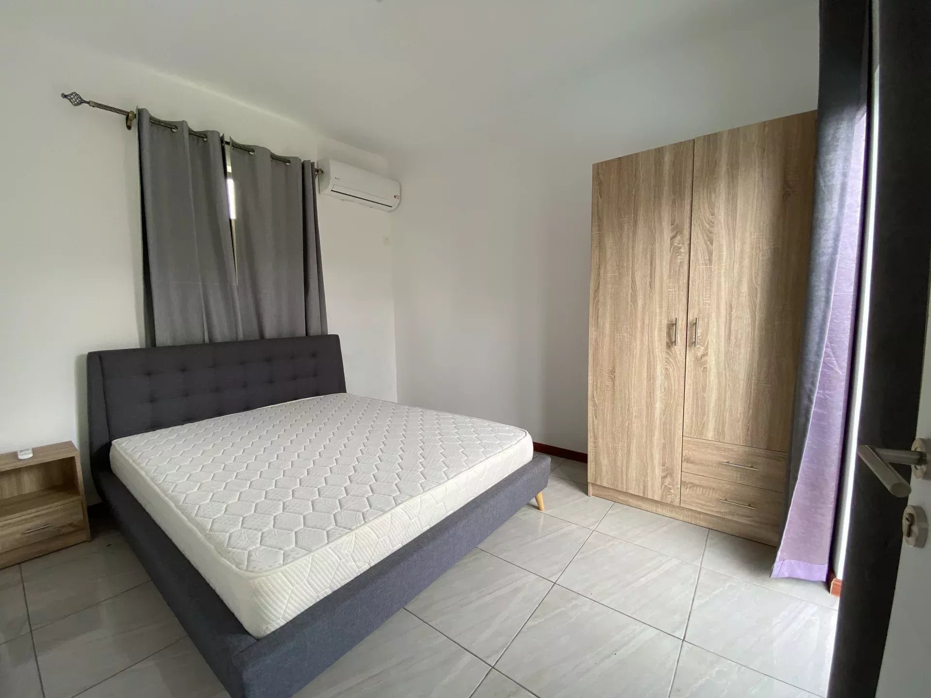 GRAND BAIE – Location long terme Villa avec terrasse, jardin et piscine.