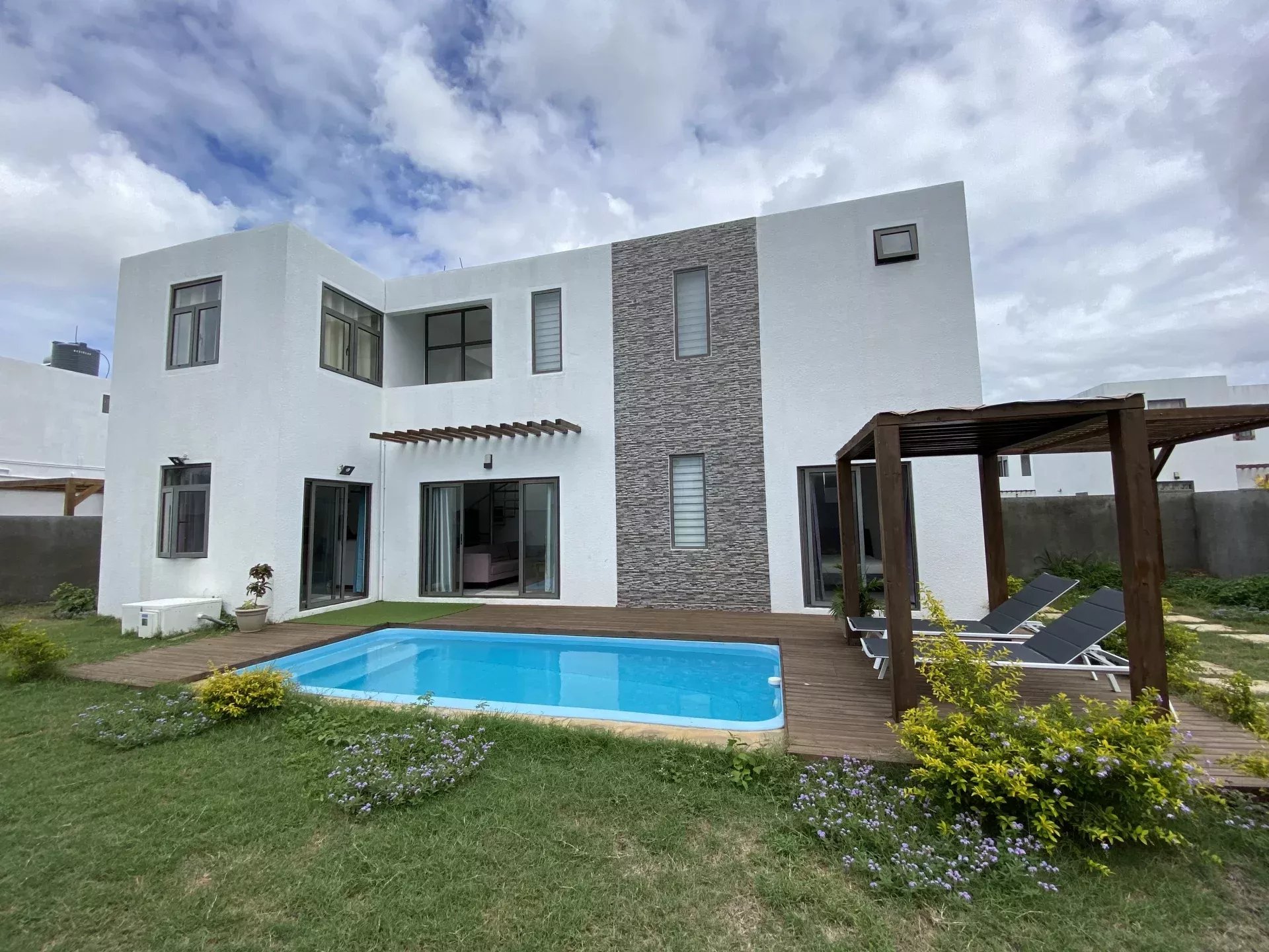 GRAND BAIE – Location long terme Villa avec terrasse, jardin et piscine.