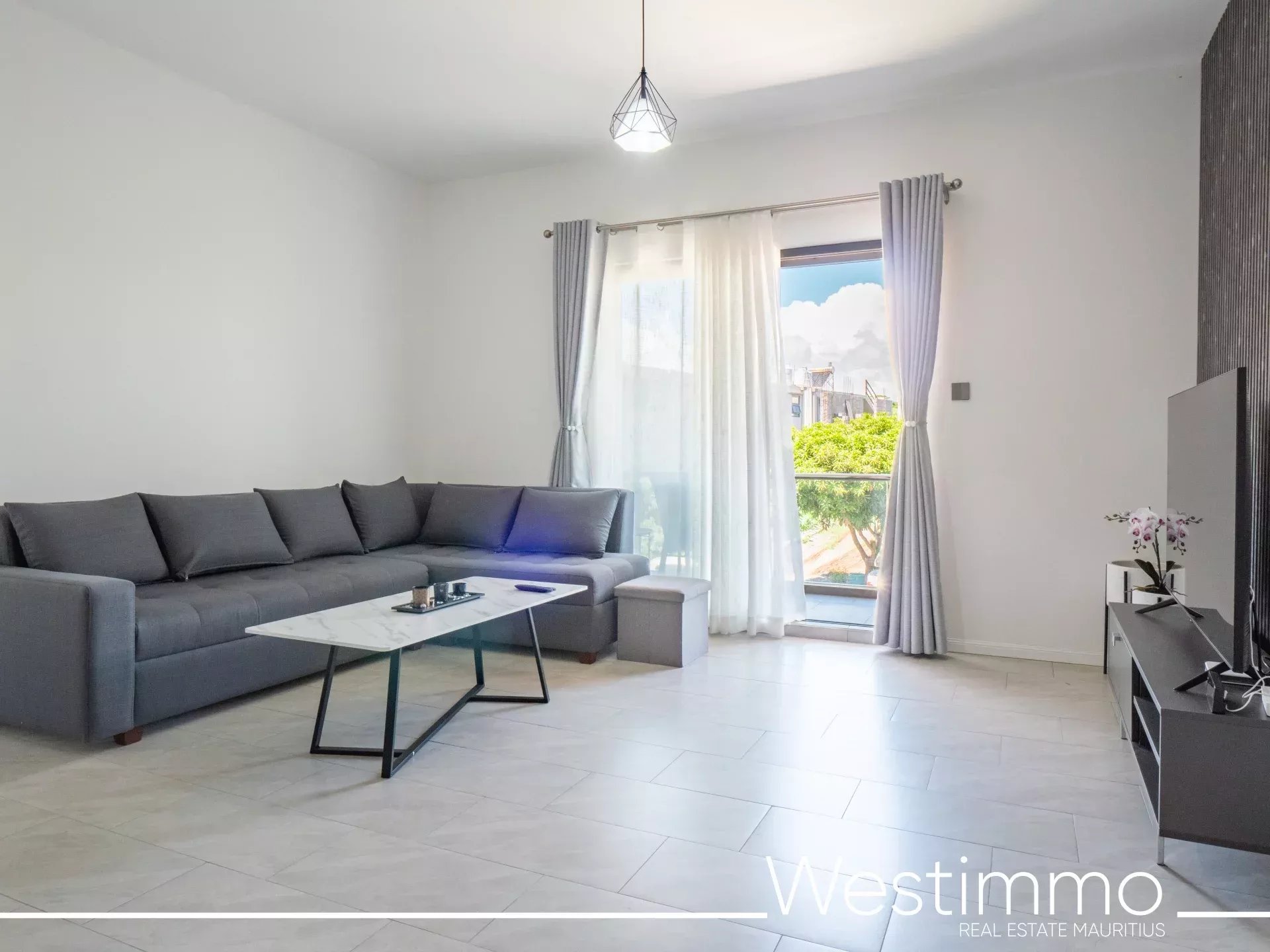 Furnished 3-bedroom apartment to rent in Flic en Flac