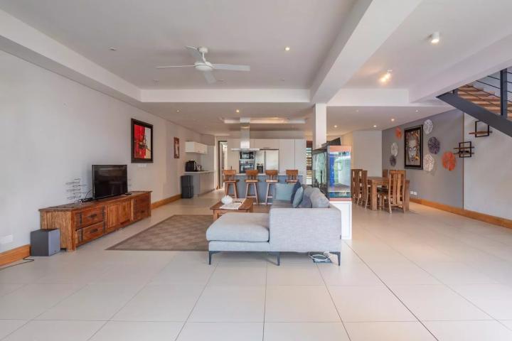 Duplex à La Balise avec vue mer et accès direct au littoral à vendre à Rivière Noire