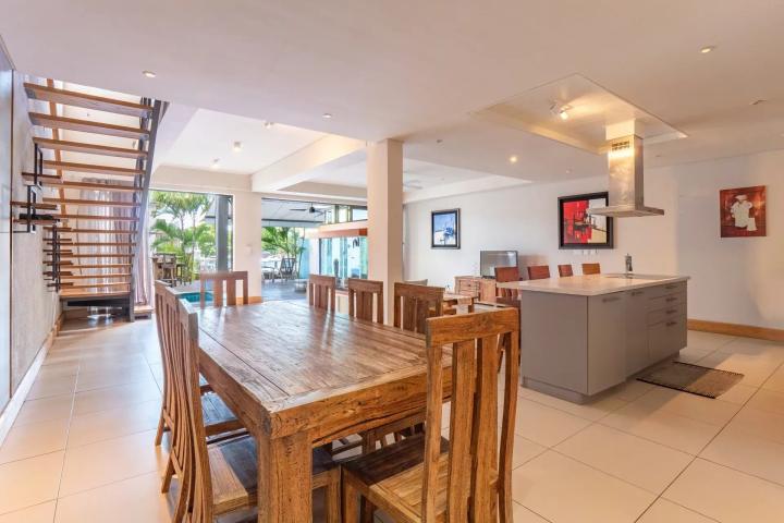 Duplex à La Balise avec vue mer et accès direct au littoral à vendre à Rivière Noire