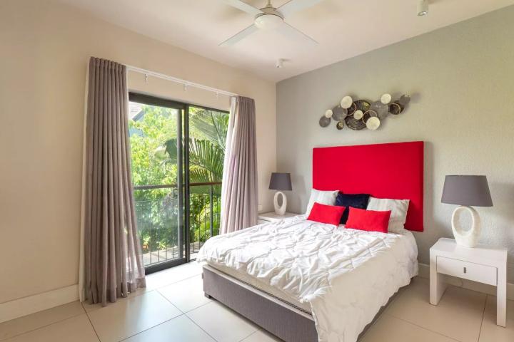 Duplex à La Balise avec vue mer et accès direct au littoral à vendre à Rivière Noire