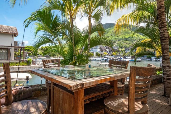 Duplex à La Balise avec vue mer et accès direct au littoral à vendre à Rivière Noire
