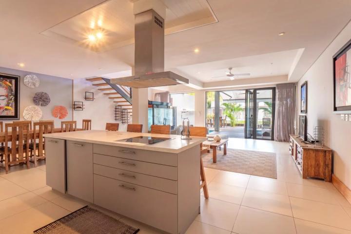 Duplex à La Balise avec vue mer et accès direct au littoral à vendre à Rivière Noire