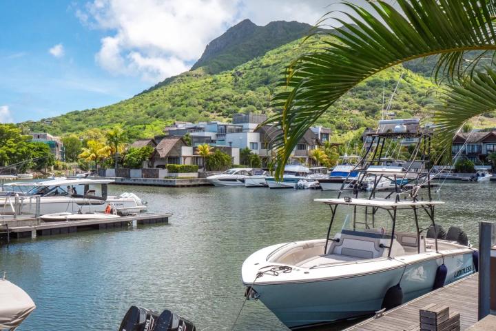 Duplex à La Balise avec vue mer et accès direct au littoral à vendre à Rivière Noire
