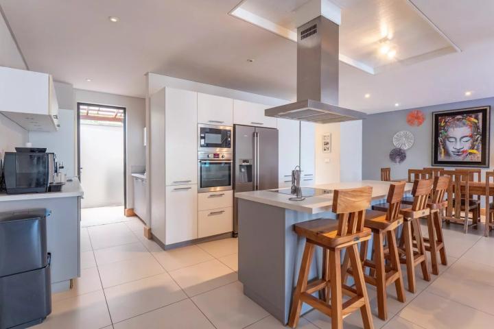 Duplex à La Balise avec vue mer et accès direct au littoral à vendre à Rivière Noire