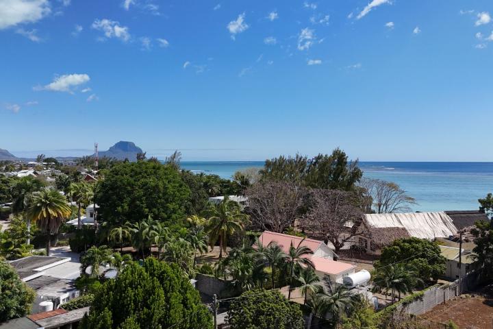 Penthouse avec vue mer panoramique et rooftop piscine à vendre à Tamarin